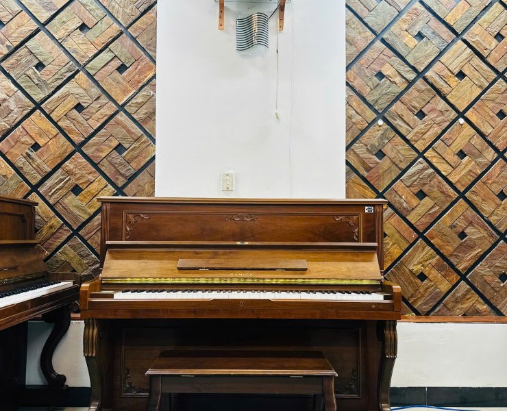 Piano Samick SM-600A